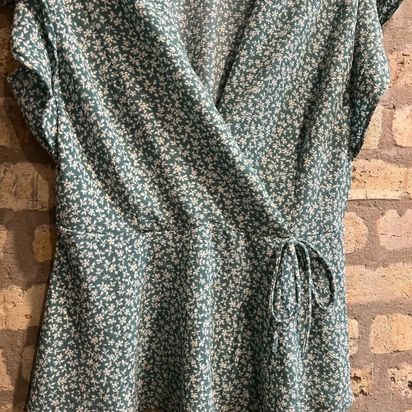 Breezy Green Floral Wrap Top - Monteau (Size XL) - Picture 2 of 6